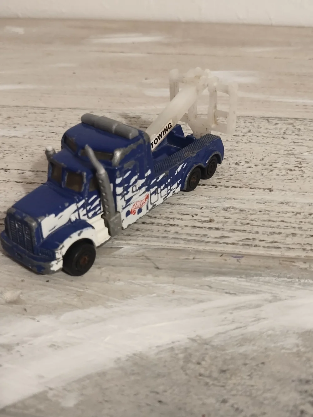 Vintage 1998 hot Wheels heavy duty tow truck diecast some scratches
